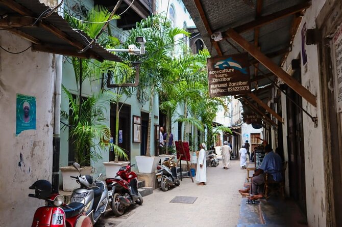 Explore The Stone Town in Zanzibar - Spot the wooden curved door and learn to read Stone Town buildings