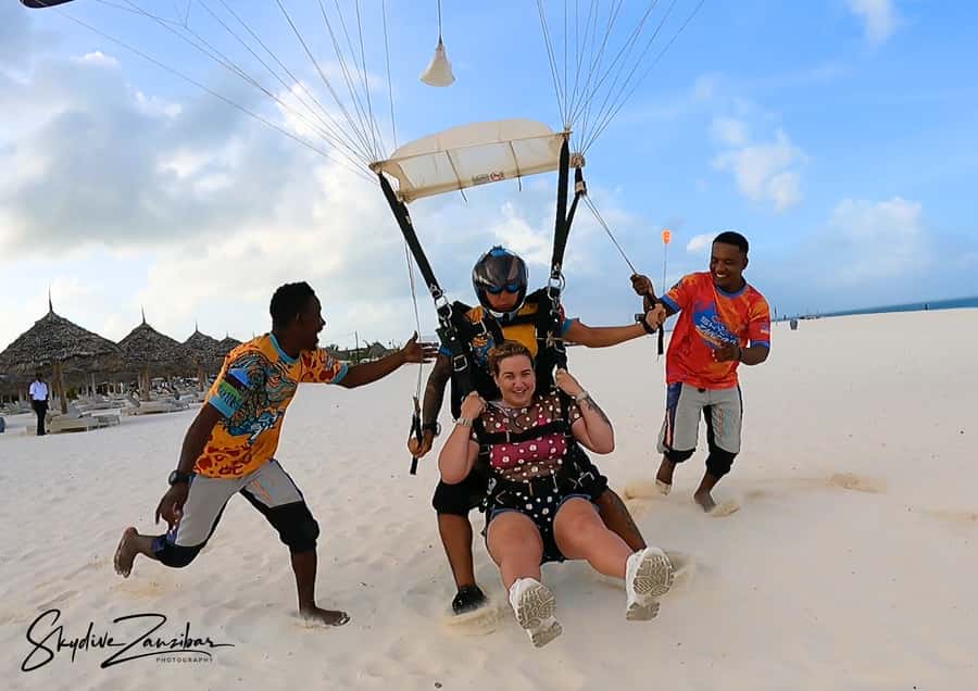 Kendwa: Tandem Skydive in Zanzibar - Training and gear: how the instructor sets you up