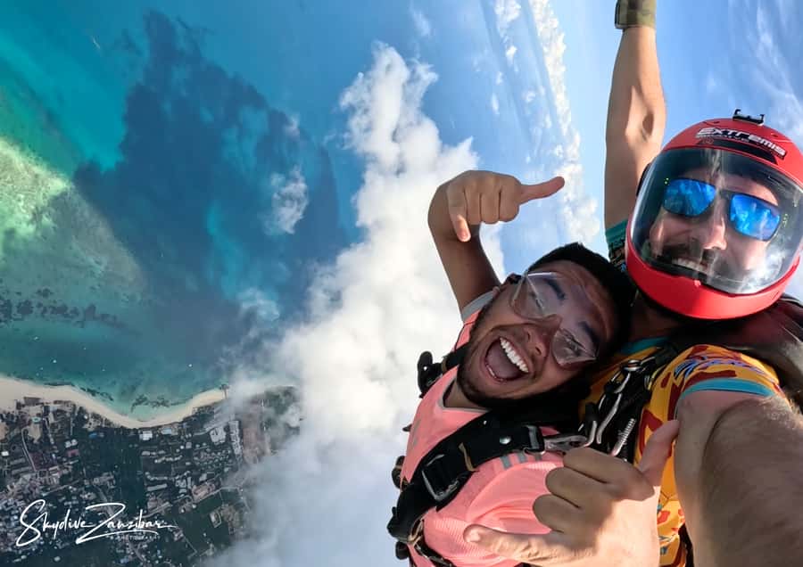 Kendwa: Tandem Skydive in Zanzibar - The big moment: 30 seconds of free fall from 10,000 feet