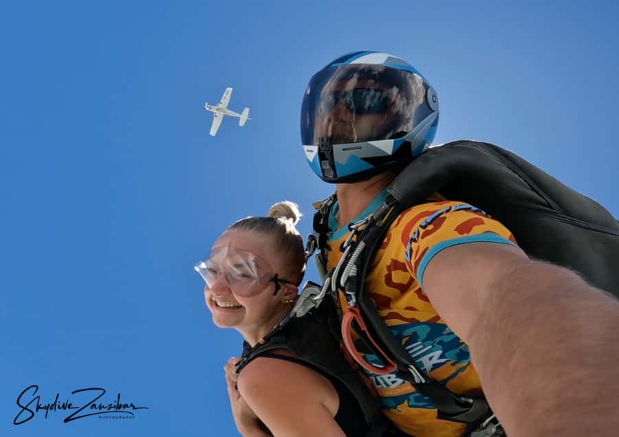 Kendwa: Tandem Skydive in Zanzibar - Parachute time: 5 to 10 minutes under canopy, aiming at the sand