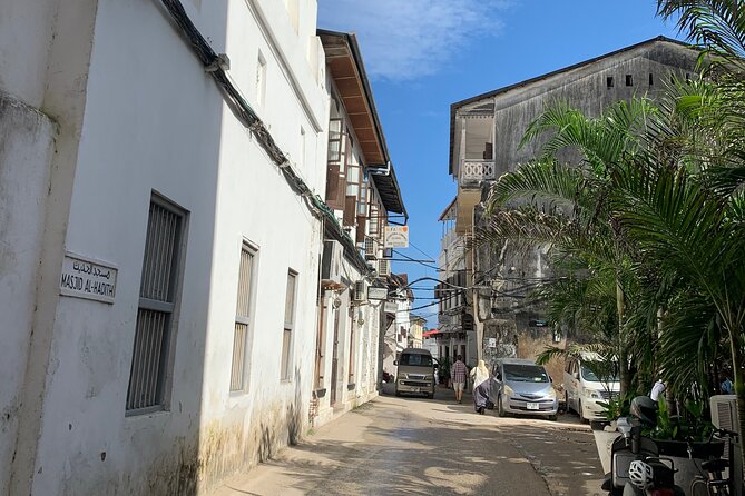 Welcome Zanzibar : A Journey through time for the Old Town - Darajani Bazaar shopping: souvenirs and spice you can actually use