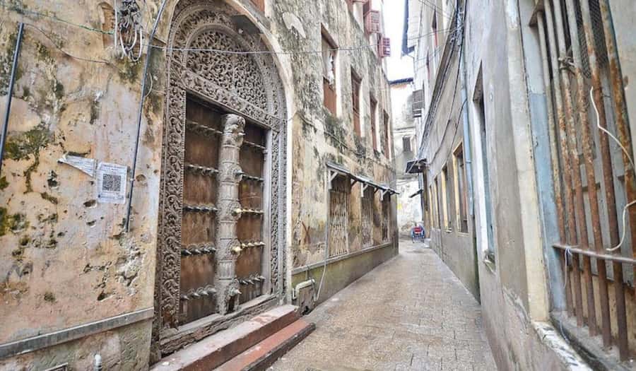 Zanzibar: Stone Town Walking Tour With Hotel Pickup - House of Wonders exterior and Old Fort exteriors: big impressions without extra tickets